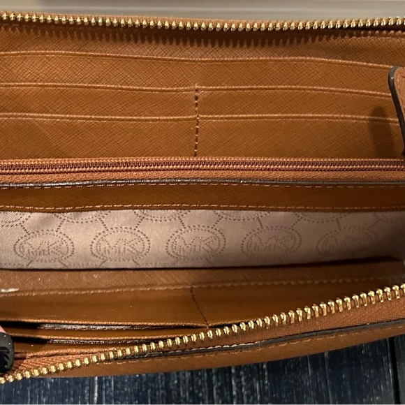 Michael Kors Wallet - Picture 6 of 7
